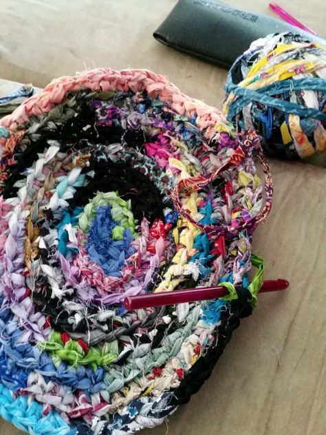 Tutorial - How to Crochet a Rag Rug - Cate Ruth Crochet An Oval, Make A Rag Rug, Rag Crochet, Denim Rag Rugs, Rag Rug Diy, Rag Rug Tutorial, Crochet Rag Rug, Rug Tutorial, Oval Rug