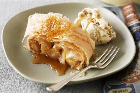 Toffee apple roll with sesame ice-cream Strudels Recipe, Mini Apple Strudel, Philo Dough, Mini Sweets, Traditional Apple Pie, Strudel Recipes, Baked Cakes, Apple Strudel, Toffee Apple