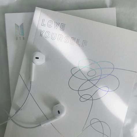 Love Yourself Album Aesthetic, Kpop Aesthetic Albums, Bts Albums Aesthetic, Kpop White Aesthetic, Music Kpop Aesthetic, Bts White Aesthetic, Album Aesthetic Kpop, Soft Kpop Aesthetic, Kpop Albums Aesthetic