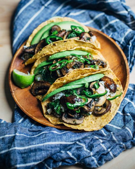 Burrito Vegan, Mushroom Tacos, Vegan Mushroom, Pasta Primavera, Meatless Monday, Mushroom Recipes, Fajitas, Tortillas, Guacamole