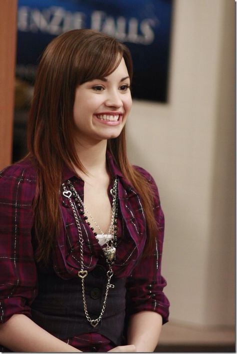 Demi Lovato during her "Sonny with a Chance"/ Disney Channel days Demi Lovato Disney, Demi Lovato Camp Rock, Demi Lovato 2009, Demi Lovato Young, Solenn Heussaff, Sonny With A Chance, Hair Cuts 2017, Demi Lovato, Season 1