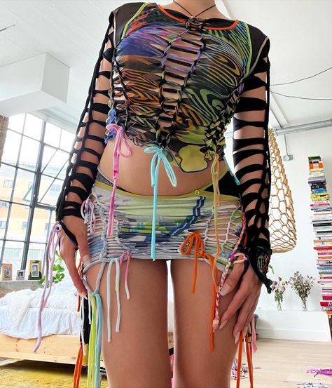 Rap Show Outfit, Rainbow Festival Outfit, Rave Outfits Colorful, Pride Festival Outfit Ideas, Rave Wear Outfits, Edm Outfit, Rave Shirt, Rave Fit, Edm Fashion