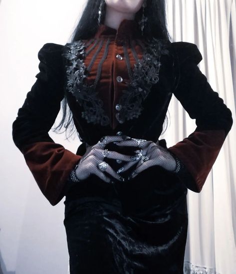 Victorian Goth Woman, Gothic Outfits Victorian, Goth Outfits Vintage, Romantic Goth Fashion Victorian, Victorian Romantic Goth, Victorian Art Style, Vampiric Goth Outfits, Victorian Goth Outfits Women, Victorian Gothic Fashion Women