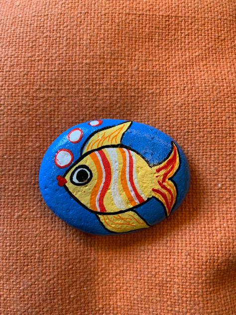 Painted Fish Rocks, Pretty Painted Rocks, Rock Painting Fish, Paint Fish On Rocks, Fish Rock Painting Ideas Easy, Rock Painting Fish Ideas, Rock Painting Ideas Sea, Fish Painted Rocks Ideas, Painted Rocks Fish