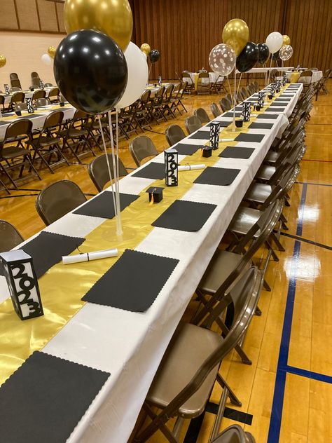 Matric Farewell Decor Ideas, Prom Ballon Decor, Academic Banquet Decorations, Ballroom Graduation Party, Prom Decorations Black And Gold, Prom Decoration Ideas High Schools, College Sports Banquet, Aesthetic Graduation Party, Graduation Party Ideas Aesthetic