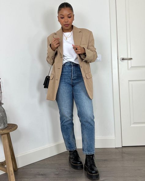 Blazer And Dr Martens Outfit, Blazer Jeans And Boots Outfit, Doc Martens Outfit For Work, Jadon Dr Martens Outfit Plus Size, Fall Outfit With Blazer, Doc Martin Work Outfit, Patent Doc Martens Outfit, Outfits With White Dr Martens Boots, T Shirt And Blazer Outfit