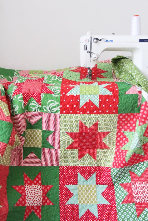 Christmas Stars, Free Printable Pattern in 5 sizes Christmas Quilts Patterns Free, Christmas Quilts Easy, Christmas Quilt Patterns Free, Modern Quilt Ideas, Christmas Quilts Ideas, Easy Christmas Quilt, Swell Christmas, Modern Christmas Quilt, Christmas Quilting Projects