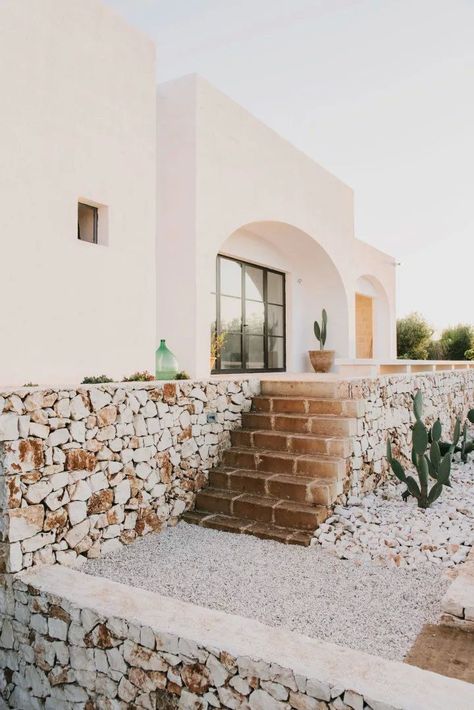 Masseria Moroseta, Farmhouse Stand, Italian Farmhouse, Modern Outdoor Spaces, Stone Farmhouse, Casas Coloniales, Italian Countryside, Traditional Building, Trotter