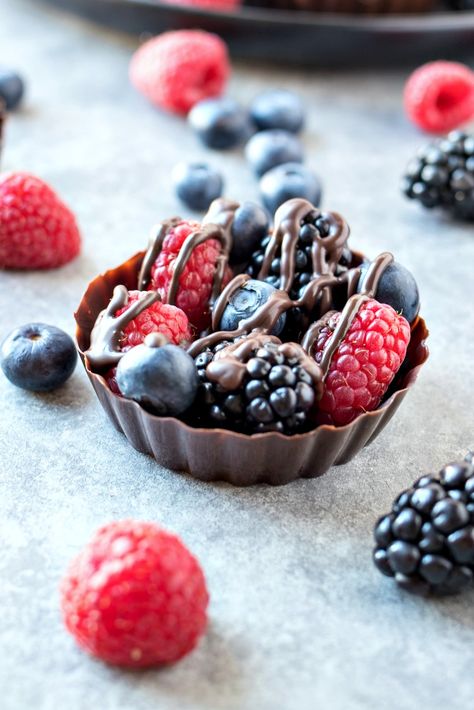 Chocolate Berry Cups - Homemade dark chocolate cups are filled with fresh berries and topped with a drizzle of dark chocolate. A healthier way to get your chocolate fix any time of the year! Berry Cups, Homemade Dark Chocolate, Berry Dessert Recipes, Strawberry Sundae, Roasted Strawberries, Berry Dessert, Mousse Recipes, Chocolate Cups, Dessert Cups