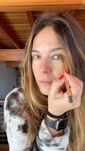 Jenna Menard on Instagram: "nonlines pro tip• effortlessly apply smudge apply smudge products linked in story and bio @hourglasscosmetics in forest and solstice @rms in flare @rephr.to brush 02 #smokeyeye #greenliner #easyeyeliner #easymakeup #eyemakeup #holidaymakeup" Jenna Menard, Simple Eyeliner, Pro Tip, Holiday Makeup, Blue Eyeshadow, Smokey Eye, Simple Makeup, Do More, Eyeliner