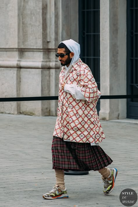 Kilt Men Fashion, 2020 Street Style, Fashion Show Backstage, Reportage Photography, Rock Outfit, Man Style, Video Production, Fashion Icon, Fashion Week Street Style