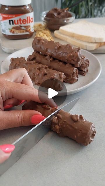 Nutella Bread Recipe, Nutella And Bread, Nutella Ideas, Nutella Bar, Nutella Bread, Chocolate Bar Recipe, Chocolate Melting, White Bread Recipe, Homemade Nutella