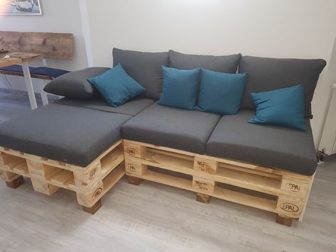 Pallet Chairs Indoor, Pallets Seats, Sofa Bed For Small Spaces, Pallet Furniture Designs, Pallet Seating, Pallet Couch, Deco Studio, Furniture Board, Pallet Furniture Bedroom