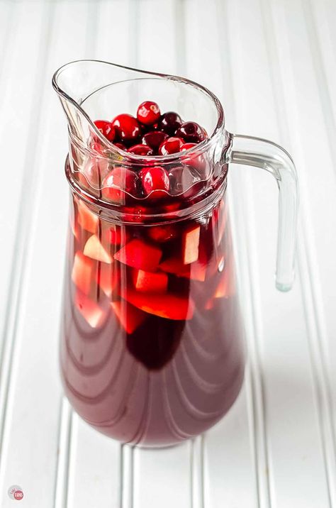 This Cranberry Orange Sangria is the perfect cocktail for the holidays. Loaded with seasonal fresh fruit and full of holiday spirit and flavor, this Christmas Sangria is the perfect addition to your holiday party! #sangria #Christmas #holiday #cocktail #wine Cranberry Orange Sangria, Sangria Christmas, Party Sangria, Ice Cafe, Orange Sangria, Cranberry Sangria, Orange Juice Cocktails, Sangria Ingredients, Christmas Sangria