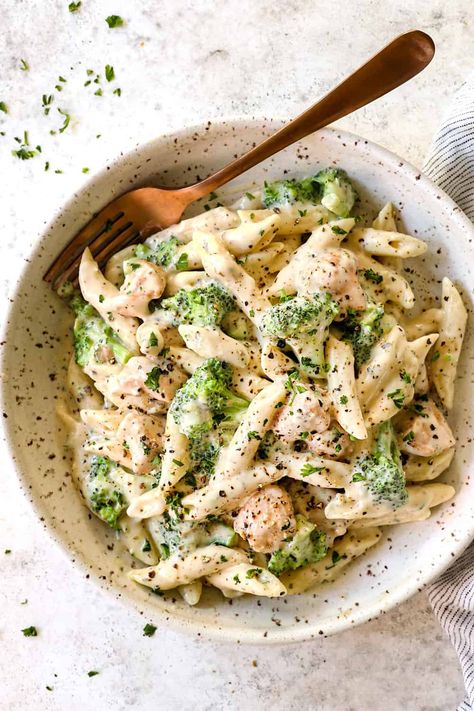 Broccoli Fettucini Alfredo, Chicken Alfredo Pasta With Broccoli, Plain Meals, Easy Chicken Broccoli Alfredo, Chicken Alfredo Broccoli, Easy Cozy Dinner, Chicken Broccoli Alfredo Recipe, Broccoli Chicken Pasta, Chicken Broccoli Recipe