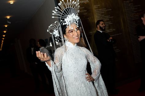 Ali Wong Wears Vietnamese Áo Dài Dress at Time100 Gala Ali Wong Style, Traditional Vietnamese Dress, Ali Wong, Vietnamese Traditional Dress, Vietnamese Dress, April 26, Headpiece, Red Carpet, Fashion News