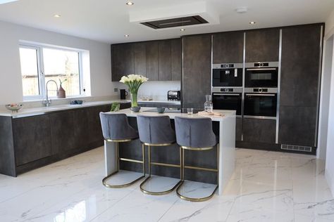 Wren Kitchens on Instagram: “Our Milano Contour kitchens take inspiration from contemporary interpretations of family tradition, beautifully expressed here in this…” Contemporary Kitchen With Island, Kitchen Handleless, Marble Kitchen Inspiration, Kitchen Inspiration Board, Wren Kitchens, Contemporary Kitchen Island, Modern Grey Kitchen, Kitchen Styling Modern, Wren Kitchen