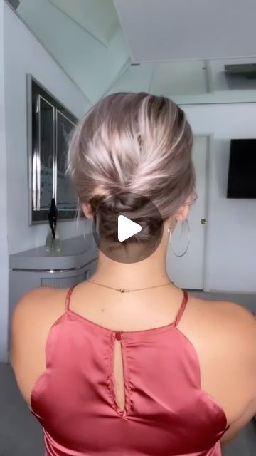 Buns Hairstyles For Medium Hair, Easy Chignon Short Hair, Up Dos For Shoulder Length Hair, Easy Stylish Hairstyles, Short Hair Styles Easy Shoulder Length, Simple Updos For Short Hair, Bob Updo Hairstyles, Formal Event Hair, Easy Going Out Hairstyles