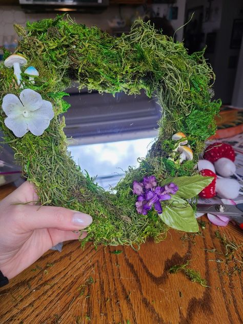 Redesign Mirror Frame, Fairy Mirrors, Moss Mirrors, Room Trinkets, Wizard Room, Fairy Bathroom, Cottagecore Room Ideas, Moss Mirror, Grad Party Theme