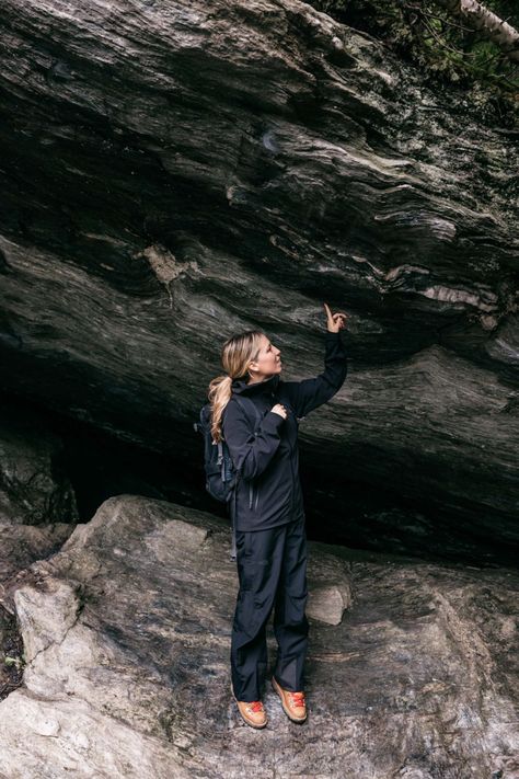 Waterproof Hiking Pants & A Jacket That Are Breathable, Lightweight & Impressively Comfortable | The Mom Edit Hiking In Rain Outfit, Hiking Rain Jacket Women, Rain Gear For Women, Rain Hiking Outfit, Cute Hiking Outfit Winter, Cold Hiking Outfit Women, Hike Fits, Hiking Pants Outfit, Warm Hiking Outfit