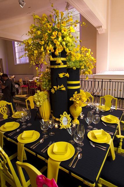 Black And Yellow Table Setting, Yellow Flower Party Decorations, Yellow Table Setting Ideas, Black And Yellow Table Decorations, Yellow Dinner Party, Yellow Table Decorations, Yellow Party Ideas, Yellow Table Setting, Black Tablescape