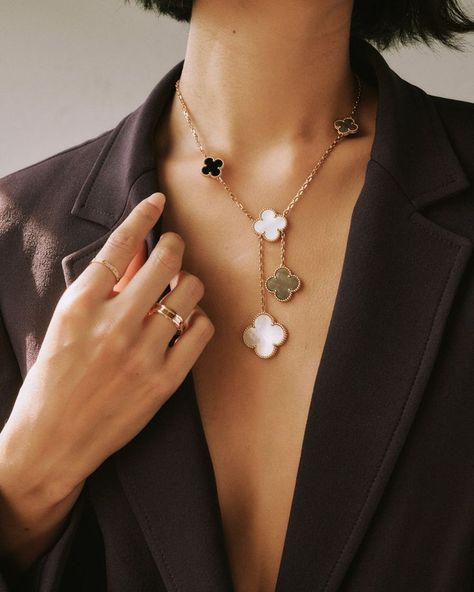 Van Cleef Magic Alhambra Necklace, Van Cleef Arpels Outfit, Van Cleef Mother Of Pearl Necklace, Von Cleef Necklace, Van Cleef And Arpels Watch, Alhambra Van Cleef Arpels, Van Cleef Arpels Aesthetic, Van Cleef Necklace Layering, Van Cleef Alhambra Necklace