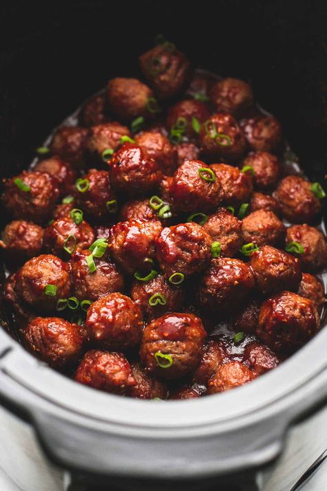 Slow Cooker Party Meatballs Slow Cooker Party Food, Party Meatballs, Meatball Appetizer Recipe, Meatball Recipes Crockpot, Thanksgiving Appetizers Easy, Sweet N Spicy, Appetizer Meatballs, Crock Pot Meatballs, Slow Cooker Meatballs