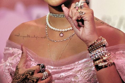 Rihanna's hand tattoo Rihanna Jewelry, Rihanna Fashion Outfits, Rihanna Hand Tattoo, Rihanna Tattoo, Rihanna Looks, Rihanna Fenty, Dope Jewelry, Stacked Jewelry, Western Jewelry