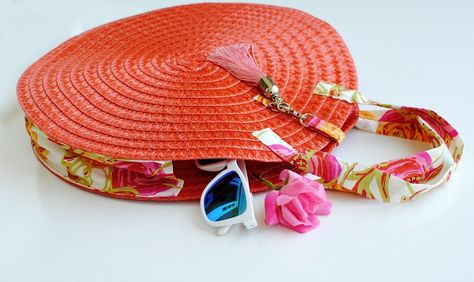 This basket purse was made from 2 dollar tree placemats! :) Placemat Purse Diy, Placemat Purse, Trash To Couture, Basket Purse, Round Placemat, Sac Diy, Diy Clutch, Diy Bags Purses, Wicker Bags