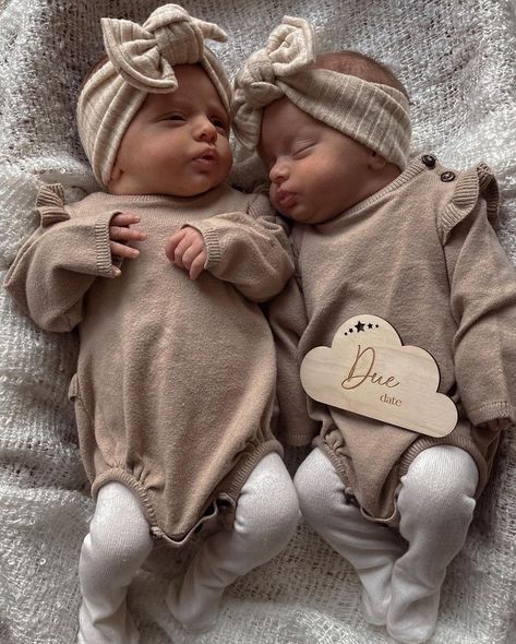 Twin Baby Girls Aesthetic, Twin Babies Girls, Twin Baby Girls, Baby Boy Pictures, Cute Twins, Adorable Babies, Newborn Twins, Foto Baby