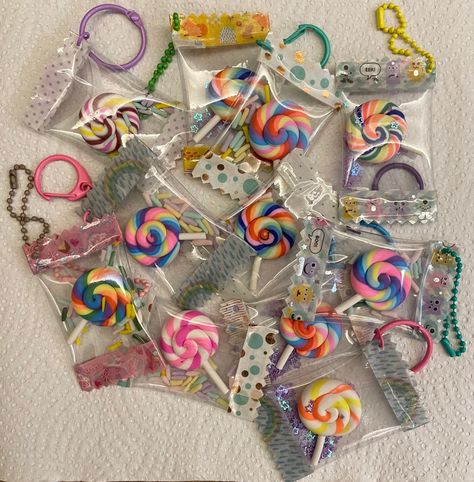 Shaker Charms Diy, Tassels Diy, Keychain Ideas, Candy Wrapper, Diy Tassel, Candy Wrappers, Diy Charms, 4 Kids, Tassels