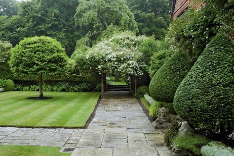 Photography by Andrew Montgomery, Source: House & Garden. Traditional English Garden Design, Clean Landscaping, Ottawa House, Sussex Garden, Garden Renovation Ideas, English Flower Garden, Home Gardening Ideas, English Romance, Formal Garden Design