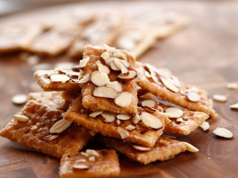 Sweet Almond Crackers recipe from Ree Drummond via Food Network Ingredients 52 individual butter crackers, such as Club 8 tablespoons (1 stick) salted butter 1 cup firmly packed brown sugar 1 teaspoon vanilla extract 1 cup sliced almonds Almond Crackers Recipe, Almond Crackers, Food Network Recipes Pioneer Woman, Ree Drummond Recipes, Club Crackers, Crackers Recipe, Butter Crackers, Cracker Recipes, Ree Drummond