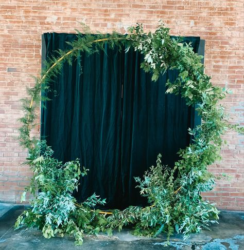 Emerald Quince, Drinks Reception, Circle Arch, Floral Arch Wedding, Arch Flowers, Green Backdrops, Diy Backdrop, Green Theme, Wedding Pins