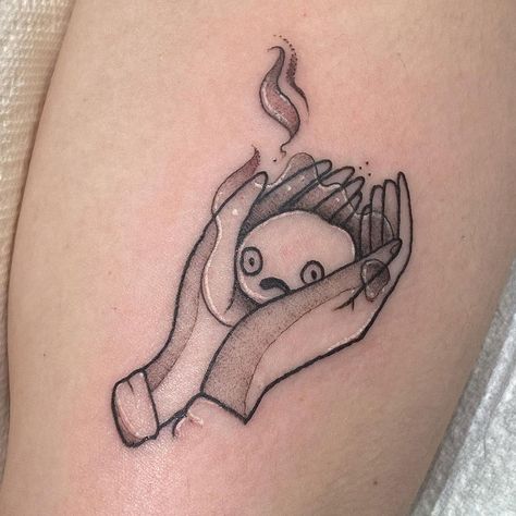 ALICEARTTATTOOS on Instagram: “• CALCIFER • the sweetest lil fire demon for Alice today 🖤 🔥 it’s very small so excuse the photo quality 👁 supported by @yayofamilia…” Calcifer Tattoo, Black And White Tattoo, Character Customization, Fire Demon, Fire Tattoo, Tutorials Drawing, Sketch Ideas, White Tattoo, Drawing Inspo