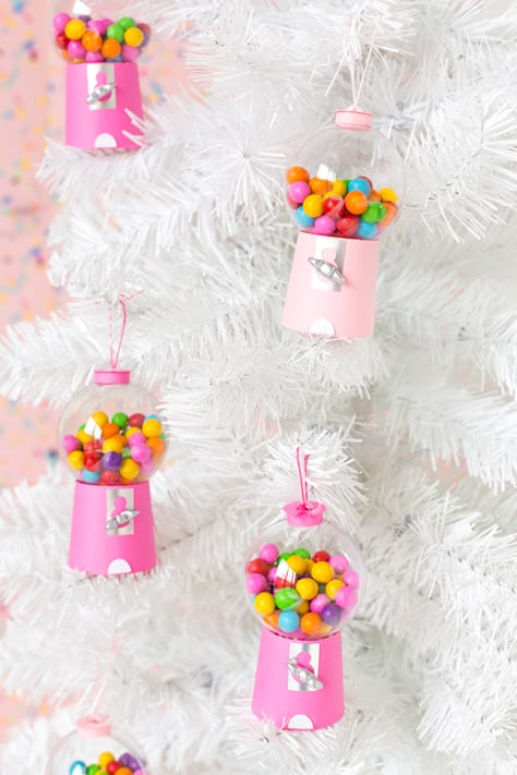 Diy Candyland Christmas Decorations, Candyland Christmas Decorations, Diy Gumball Machine, Diy Candyland, Candy Decorations Diy, Pink Ornaments, Diy Christmas Candy, Candy Christmas Tree, Candy Ornaments