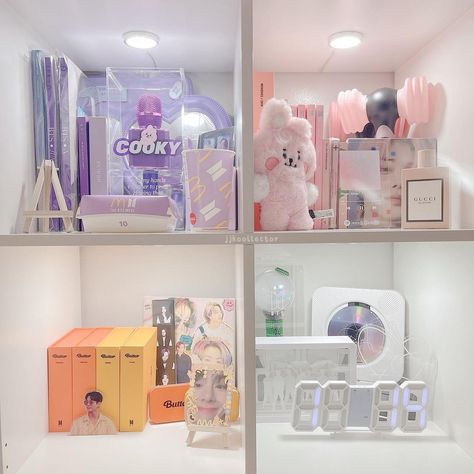 Kpop Shelf Ideas, Kawaii Room Aesthetic, Kpop Albums Shelf, Kpop Shelf, Pretty Apartments, House Styling Interior, Army Decor, Bts Room, House Styling