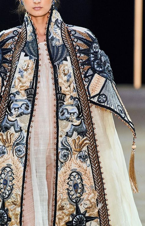 Close up: The Grecian-style silhouettes of Guo Pei AW 2019/20 Couture collection Embroidery Close Up, Guo Pei Dresses, Haute Couture Guo Pei, Guo Pei Fashion Designer, Guo Pei Embroidery, Gui Pei Haute Couture, Grecian Style, Guo Pei, Hemp Fabric