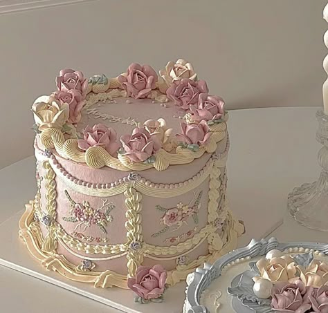 Cake Designs Vintage, Dinara Kasko, Victorian Cakes, Cakes Aesthetic, Vintage Heart Cake, Bolo Vintage, Vintage Birthday Cakes, Aesthetic Cake, Cake Recipes Easy