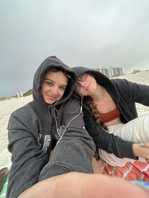 Cloudy Beach, Listening To Music Aesthetic, Music Aesthetic, Insta Inspo, Listening To Music, Perfect Summer, Beach Day, Best Friend, Best Friends