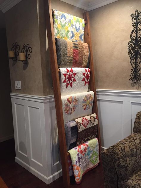 Ladder For Quilts Display Ideas, Quilt Display Racks Diy, Modern Quilt Rack, Quilt Ladder Display, Quilt Racks Ideas Standing, Displaying Quilts Ideas, Hanging Quilts On Wall Ideas, Quilt Ladder Diy, Ways To Display Quilts