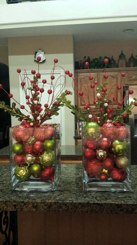 Decoração Christmas Centers, Christmas Vases, Christmas Bathroom Decor, Christmas Table Centerpieces, Christmas Bathroom, Christmas Centerpieces Diy, Simple Christmas Decor, Christmas Arrangements, Christmas Centerpieces