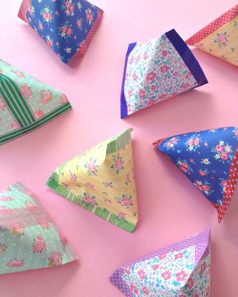 Cool Things to Make With Leftover Wrapping Paper - Pyramid Paper Pouches - Easy Crafts, Fun DIY Projects, Gifts and DIY Home Decor Ideas - Don't Trash The Christmas Wrapping Paper and Learn How To Make These Awesome Ideas Instead - Step by Step Tutorials With Instructions http://diyjoy.com/diy-projects-leftover-wrapping-paper Leftover Wrapping Paper, Diy Box Crafts, Wrapping Paper Crafts, Paper Pouch, Cadeau Diy, Wrapping Ideas, Paper Folding, Cool Diy Projects, Christmas Wrapping Paper