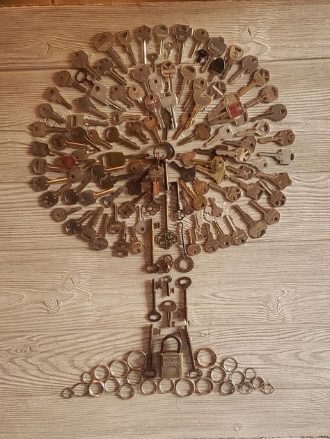 Key Upcycle Diy Projects, Projects With Old Keys, Art With Keys Ideas, Diy Old Keys Projects Ideas, Projects With Keys, Key Crafts Ideas, Found Objects Sculpture, Crafts With Keys, Old Keys Crafts Diy