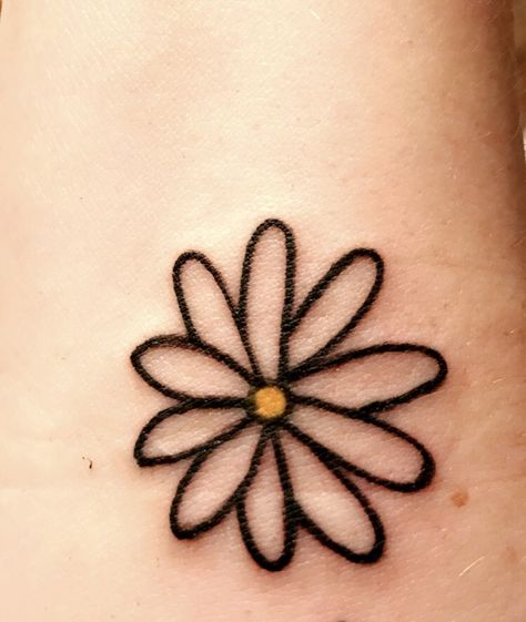 Simplistic Daisy Tattoo, Daisy Finger Tattoo, Small Daisy Tattoo Simple, Simple Daisy Tattoo, Daisy Chain Tattoo, Small Daisy Tattoo, Simbolos Tattoo, Enough Tattoo, Daisy Drawing