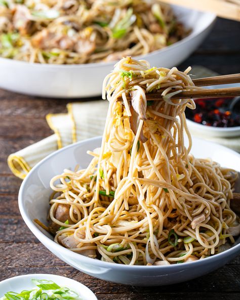 Chicken And Mushroom Noodles, Chicken Rice Noodles, Longevity Noodles, Chicken Ginger, Noodles With Chicken, Lo Mein Noodles, Chinese Cooking Recipes, Ginger Chicken, Asian Noodles