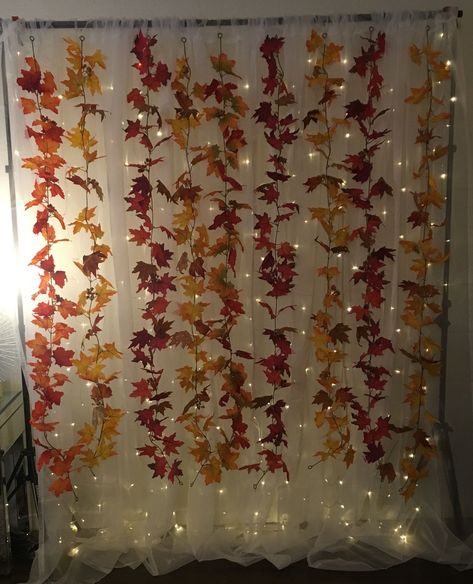 Thanksgiving Decorations Nursing Home, Simple Fall Photo Booth Ideas, Harvest Party Decorations Indoor, Thanksgiving Back Drop Decorations, Thanksgiving Diy Backdrop, Diy Fall Party Decorations, Thanksgiving Backdrops For Pictures, Fall Picture Backdrop Ideas Diy, Diy Fall Wedding Backdrop