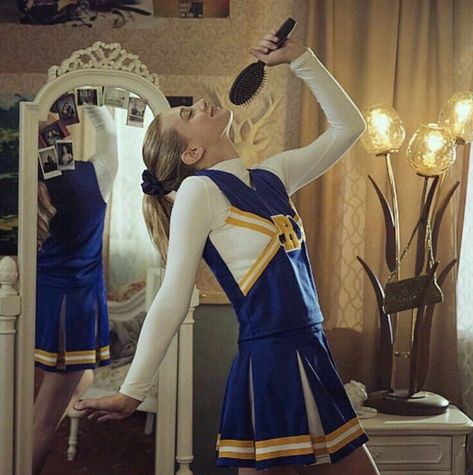 Betty cooper Betty Cooper Aesthetic, Riverdale Season 1, Betty Cooper Riverdale, Cheerleader Outfit, Riverdale Aesthetic, Riverdale Memes, Betty And Veronica, Veronica Lodge, Jughead Jones