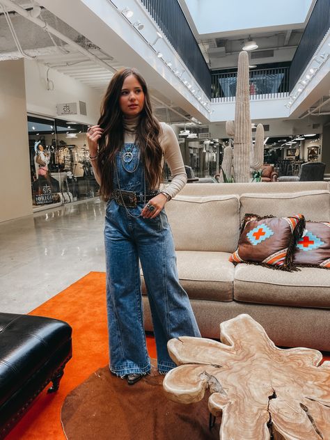 Western Overall Outfits Women, Womens Overalls Outfits Winter, 2024 Rodeo Outfits, Stock Show Outfits Winter, Western Fashion 2023, Southern Woman Aesthetic, Western Overalls Outfit, Western Boho Outfits Winter, Boho Overalls Outfits