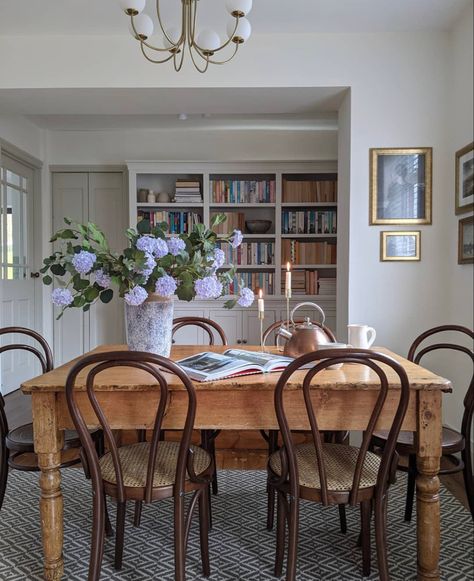 Farrow And Ball Lamp Room Grey, Cottage Dining Rooms, Dining Room Makeover, Farmhouse Dining Table, Vintage Interiors, Dining Room Inspiration, Farmhouse Dining, House Inspo, Room Table